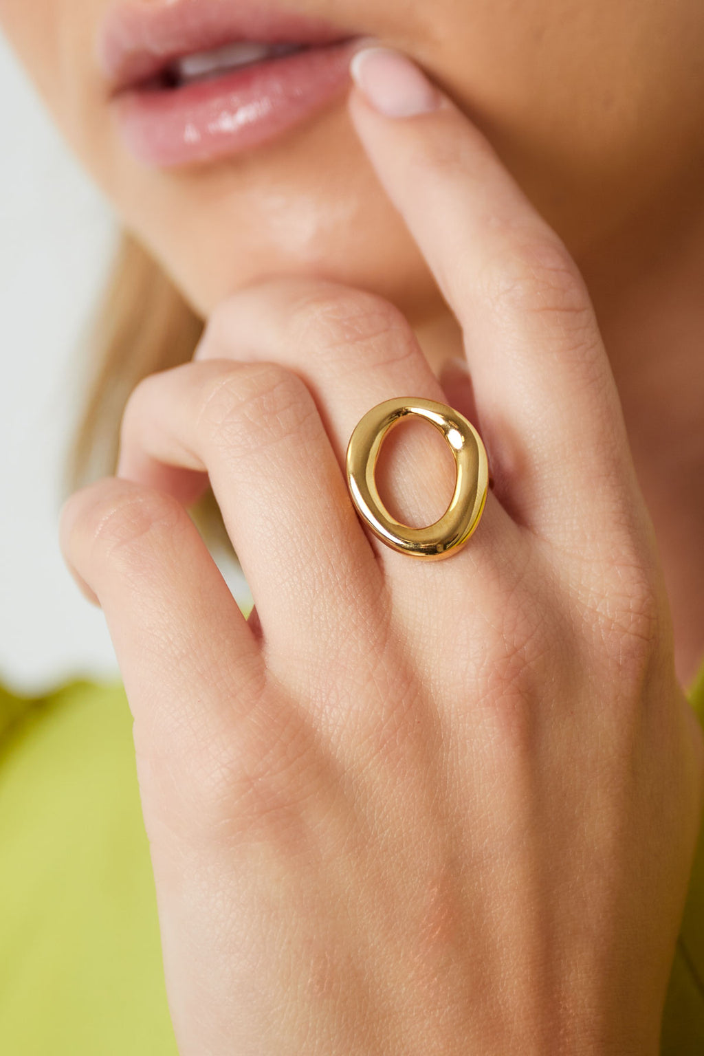 Grove cirkelring - goud - gedragen om de vinger van een model