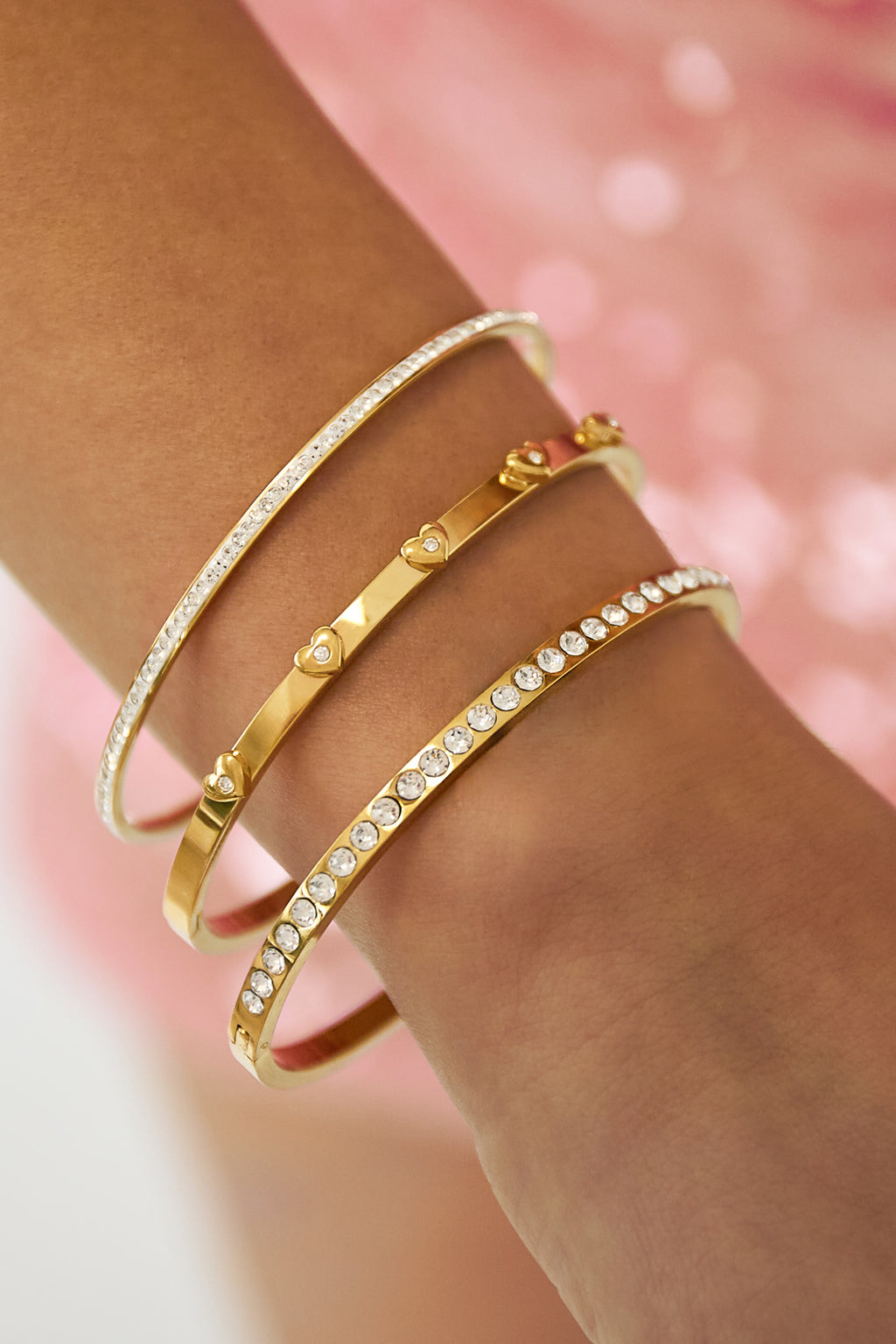 Armband met hartdetails - gedragen om de arm van een model
