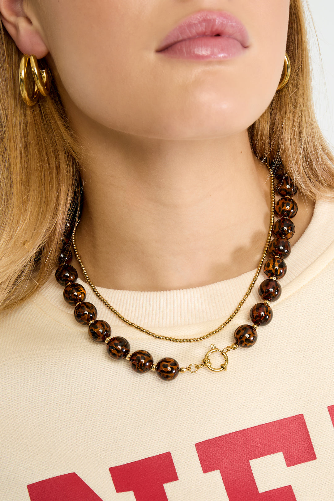 Acryl kralenketting – Kralen retro stijl – Dagelijks en klassiek draagbaar – 16 mm gedragen om de hals van een model ingezoomd 