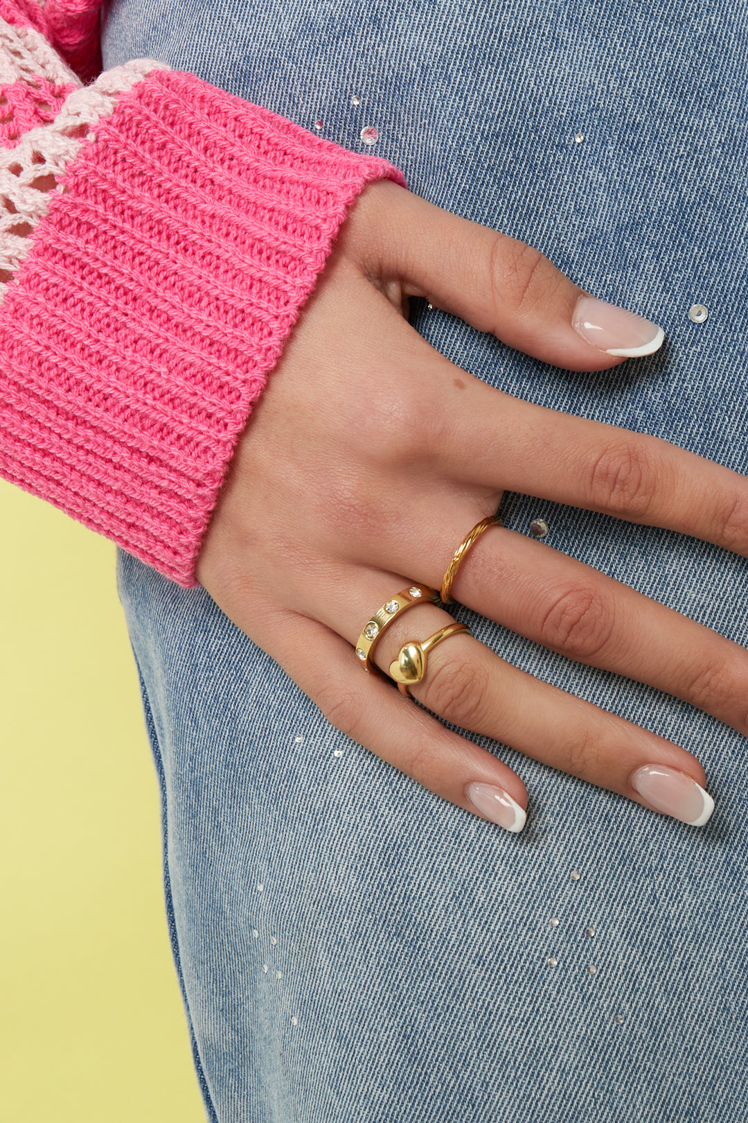 Ring met minimalistische steentjes - gedragen om de vinger van een model