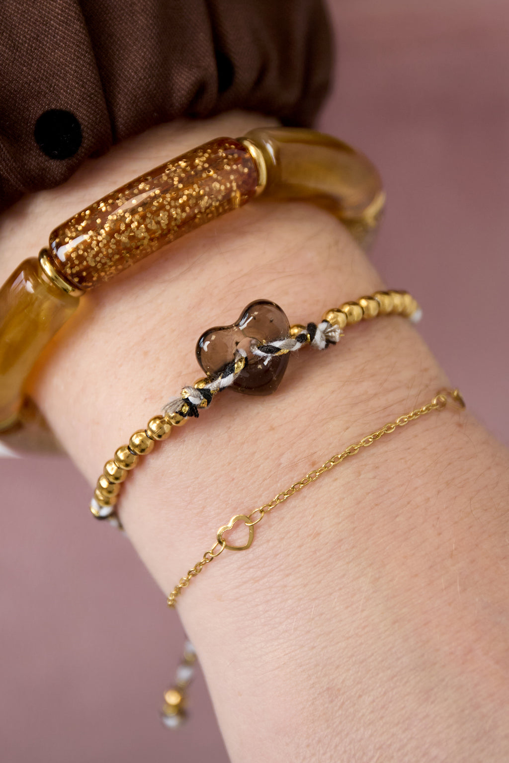 Polyester kralen armbanden hart - donker bruin - gedragen om de arm van een model
