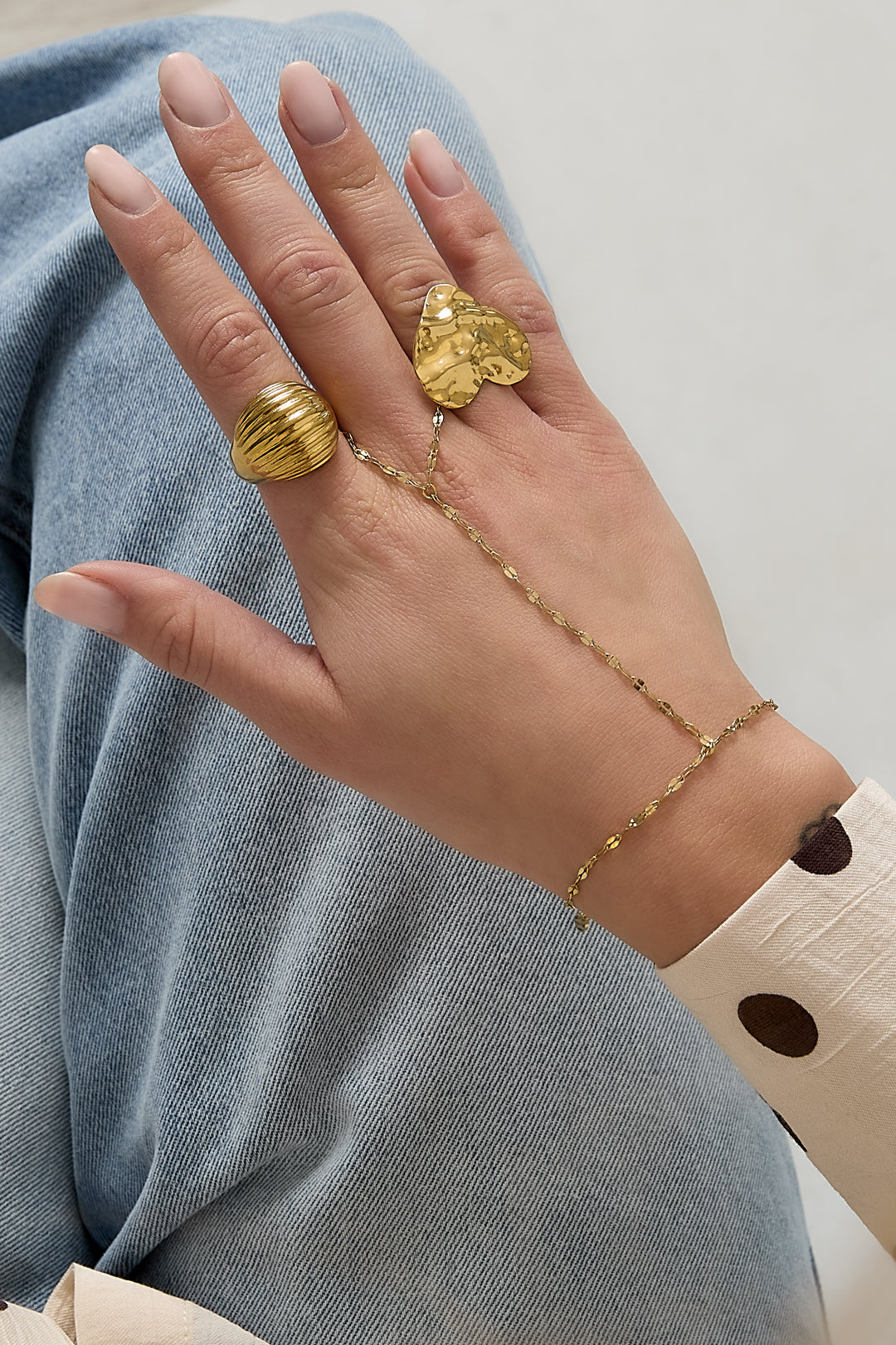 Handketting met dikke schakels - goud - gedragen op de hand van een model