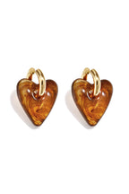 Oorringetjes met hartvormige hars hanger in tortoise-look
