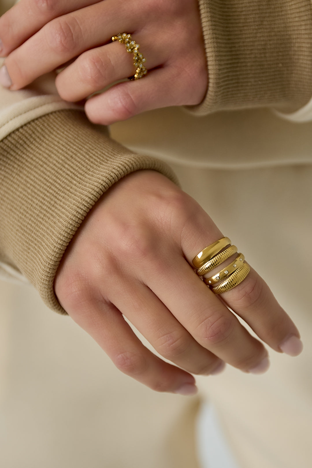 Gelaagde ring met streeppatroon - goud - gedragen
