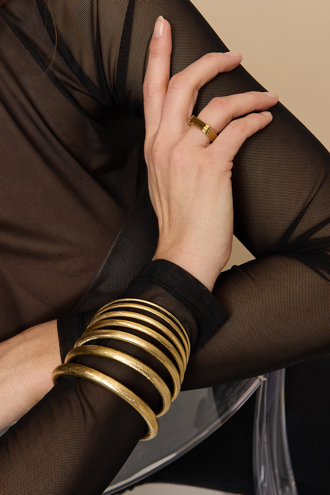 Eenvoudige ronde armbanden – Dagelijks draagbare serie – 7 mm - goud - gedragen om de arm van een model