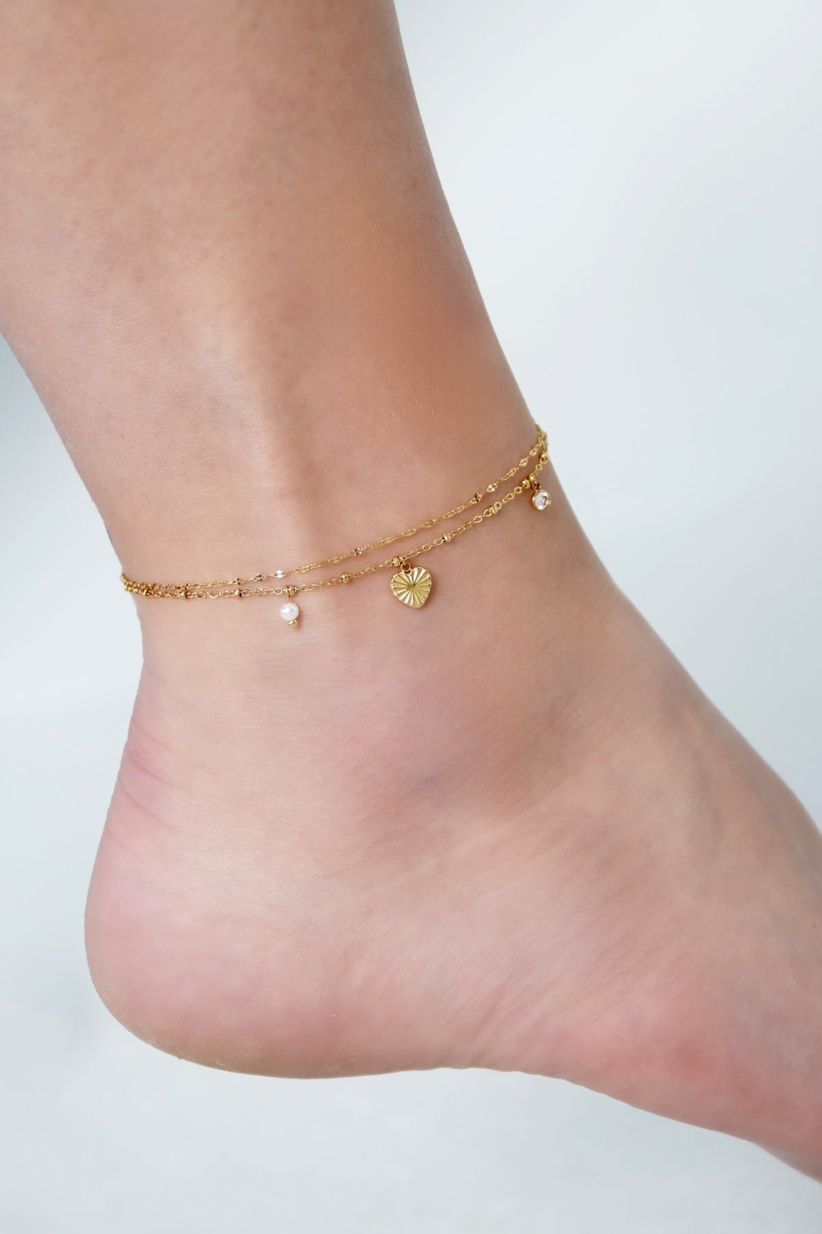 Love Love Love enkelband - goud - gedragen om de enkel van een model