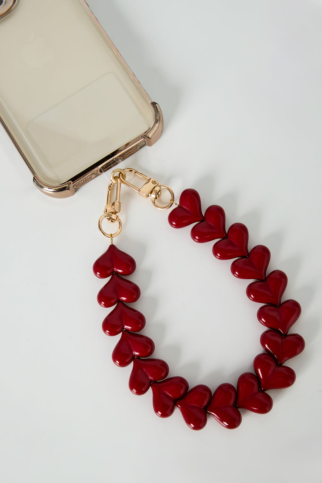 Telefoonketting met hartjes - donker rood - aan een telefoon