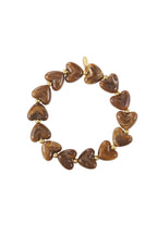 Elastische armband met hartkralen - bruin