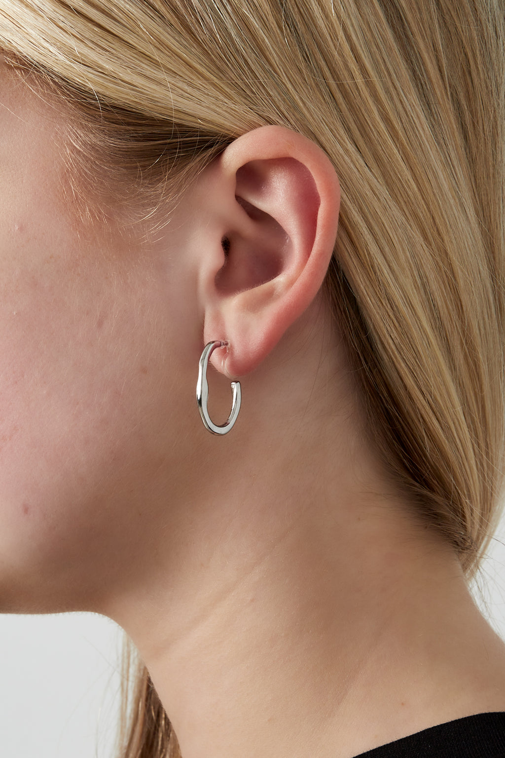 Sleek clipoorbellen - Zilver- gedragen in het oor van een model