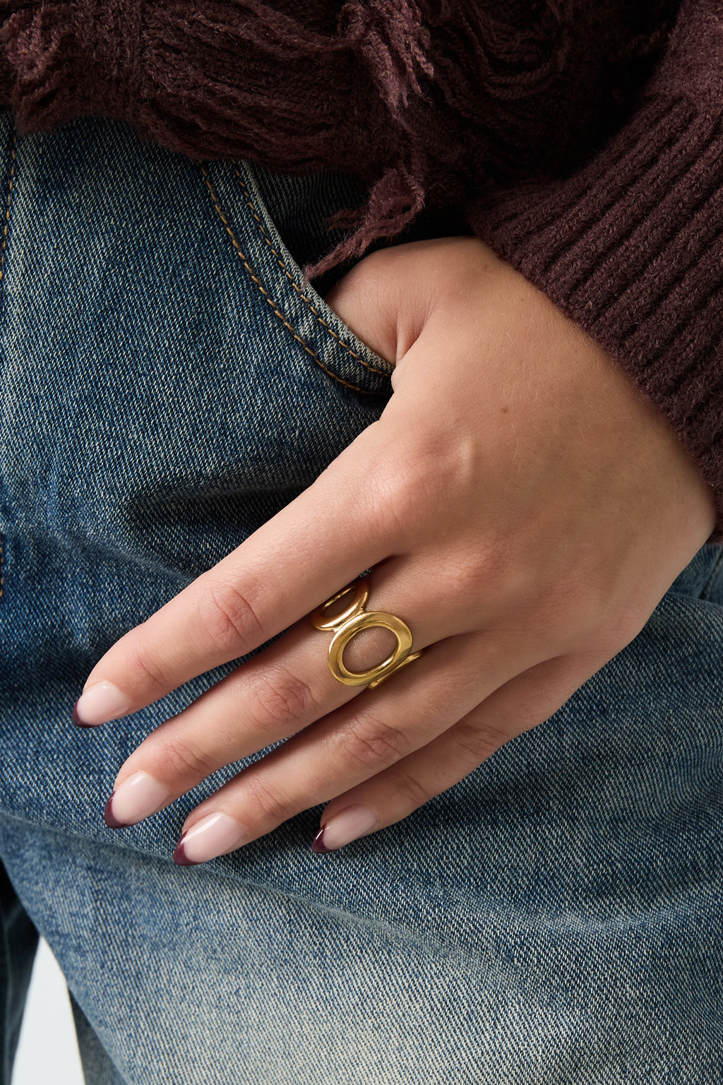 Open cirkel ring - gedragen om de vinger van een model