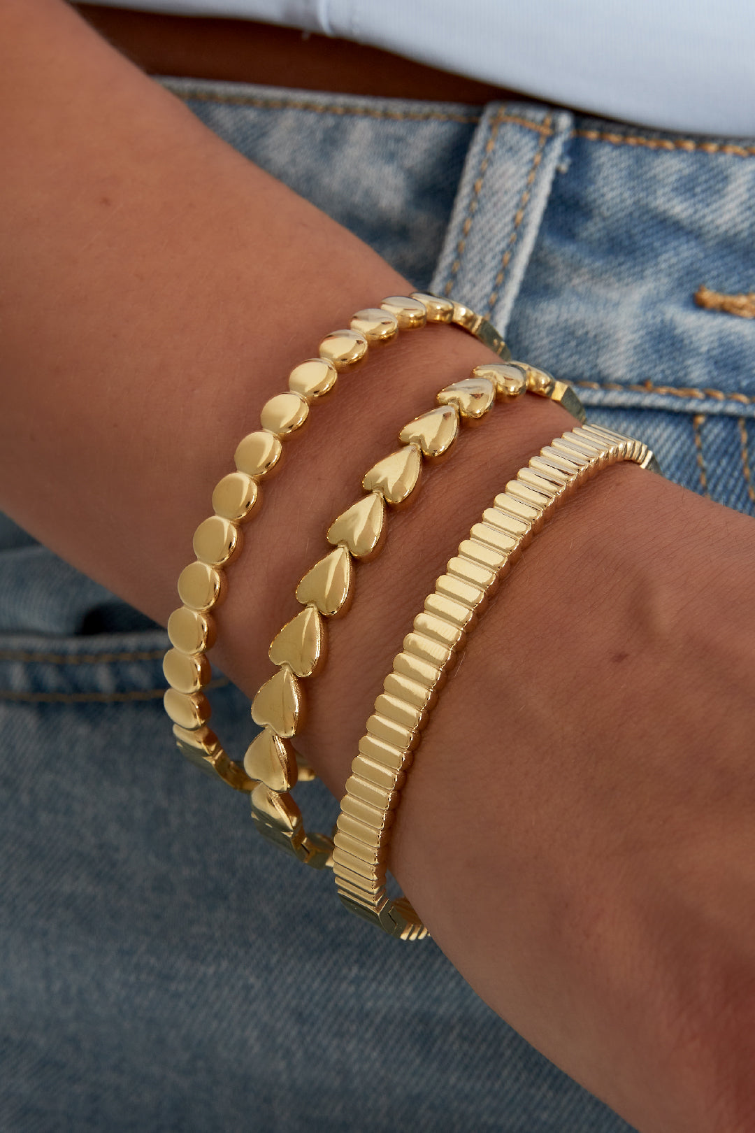 “All Time Lover” armband - goud - gedragen om de arm van een model