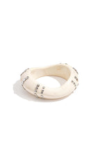 Hars bangle armband met studs in strepen patroon