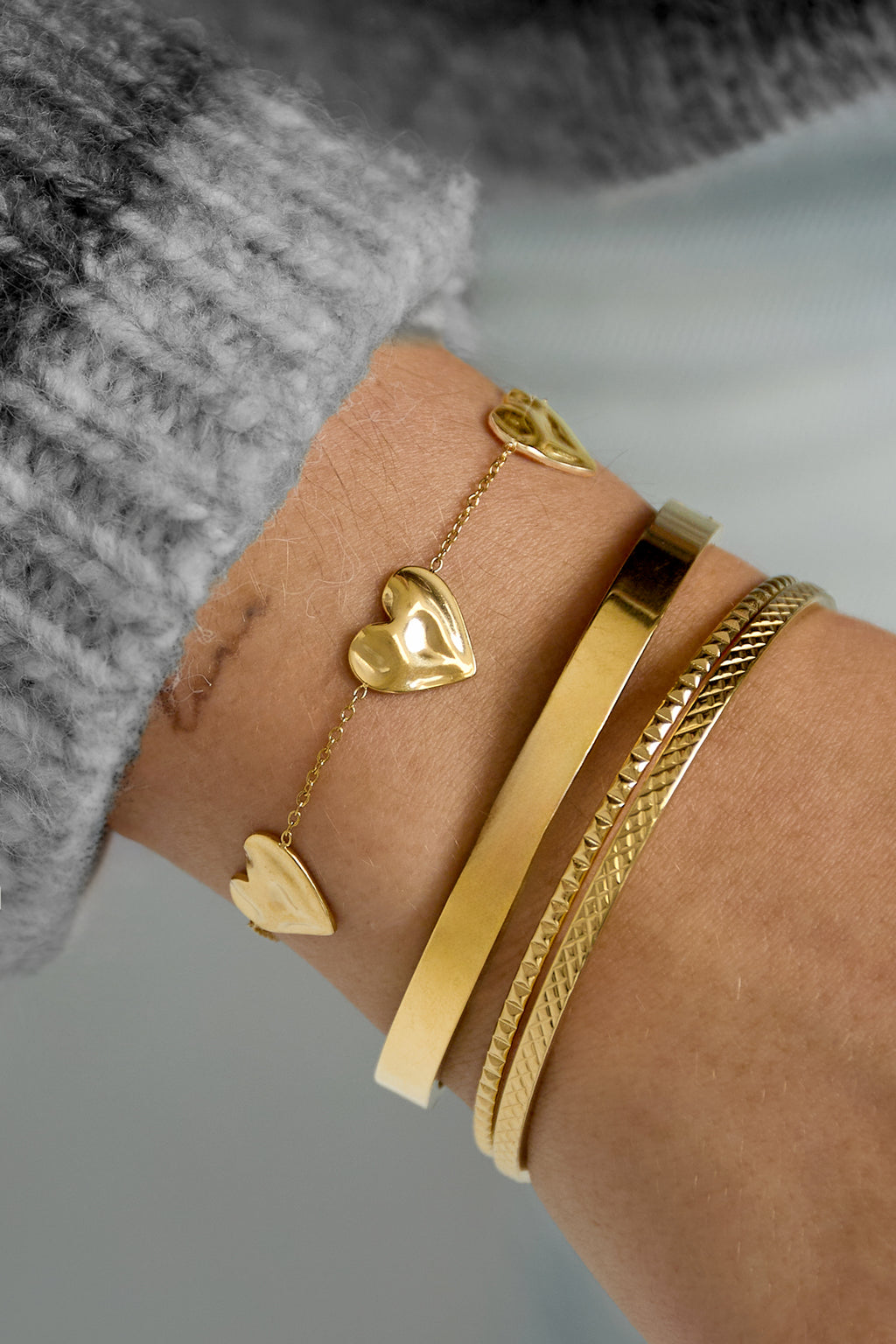 Charm Armbanden Hart - goud - gedragen om de arm van een model