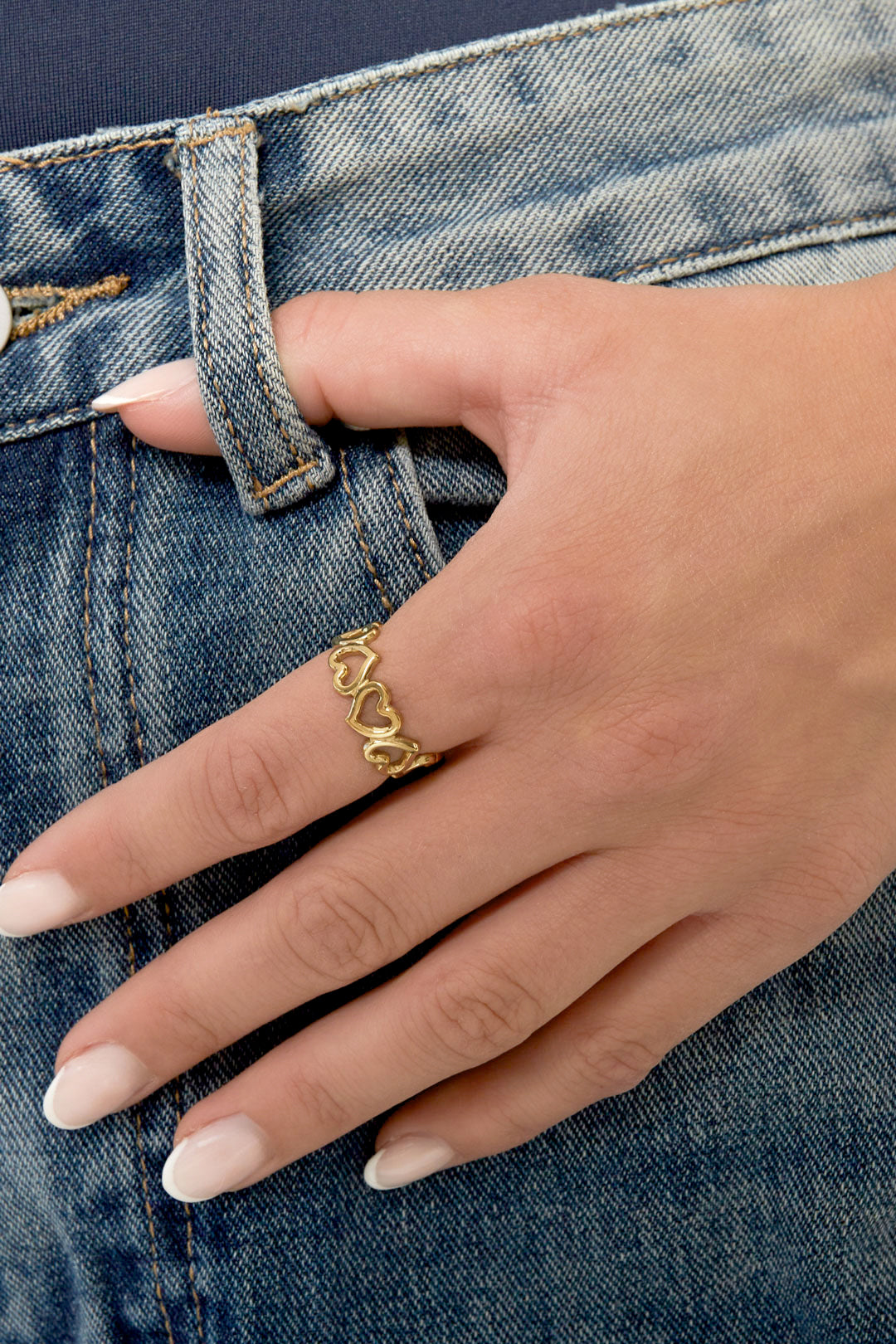 Ringen van roestvrij staal – Minimalistisch hart – gedragen om de vinger van een model