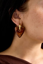Oorringetjes met hartvormige hars hanger in tortoise-look