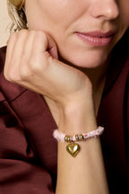 Charm Armbanden Hart roze - gedragen om de arm van een model ingezoomd