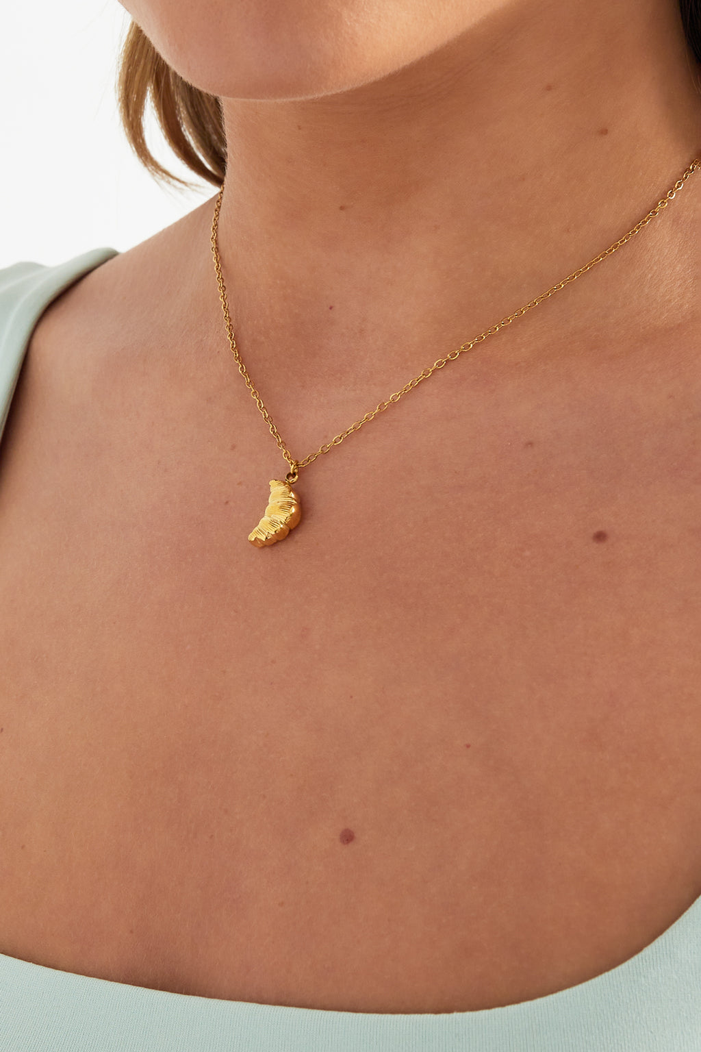 Croissant ketting - gedragen om de hals van een model