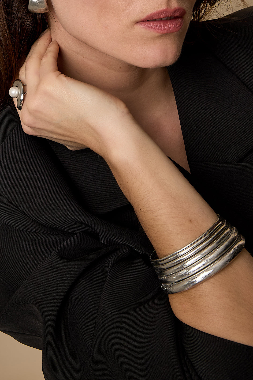 Eenvoudige ronde armbanden – Dagelijks draagbare serie - 8 mm - zilver - gedragen om de arm van een model